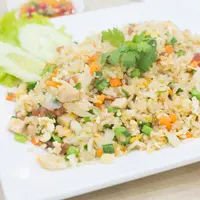 ilustrasi nasi goreng sehat untuk diet/copyright freepik.com/tirachard