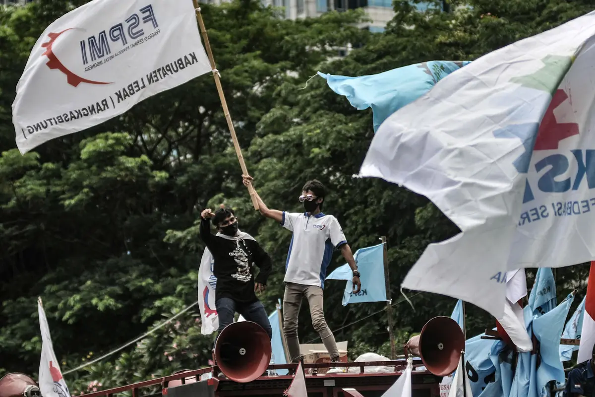 Aksi Ratusan Buruh Tolak UU Cipta Kerja