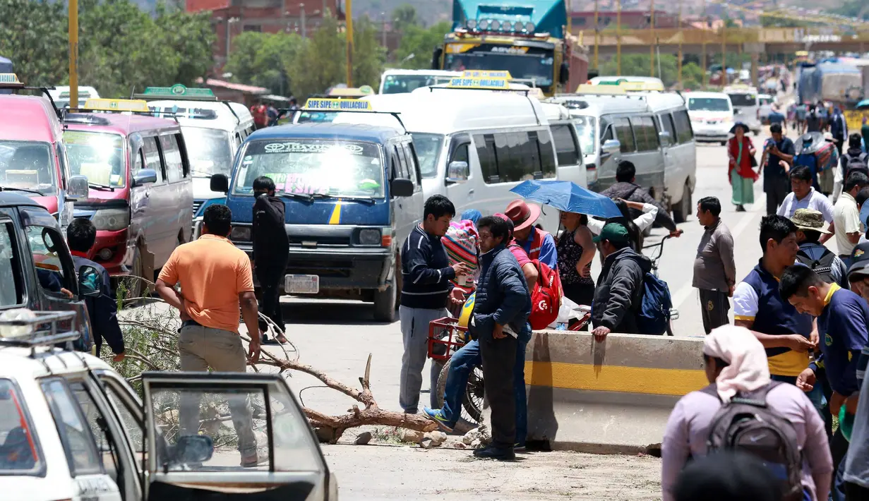 Para petani koka pendukung mantan Presiden Bolivia Evo Morales melakukan blokade di jalan raya yang membentang dari La Paz ke Cochabamba, Bolivia, pada tanggal 25 Januari 2024. (FERNANDO CARTAGENA/AFP)