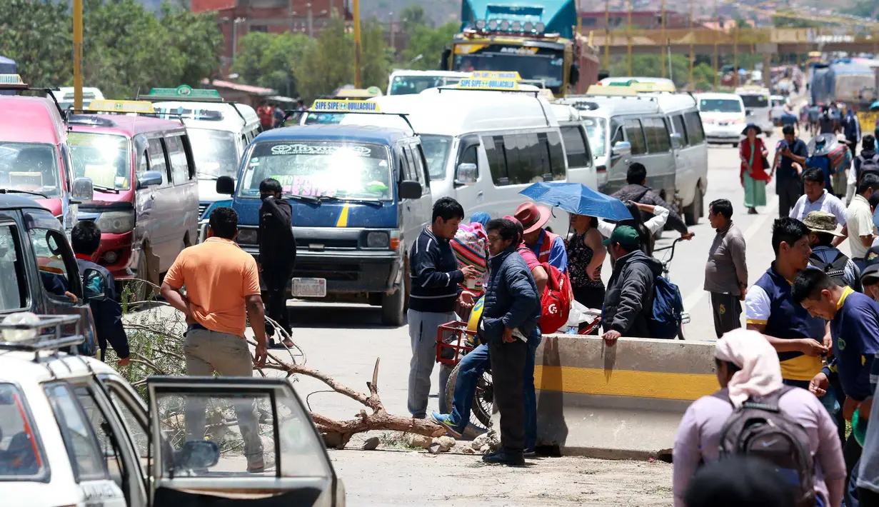 Para petani koka pendukung mantan Presiden Bolivia Evo Morales melakukan blokade di jalan raya yang membentang dari La Paz ke Cochabamba, Bolivia, pada tanggal 25 Januari 2024. (FERNANDO CARTAGENA/AFP)