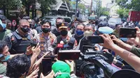 Kapolda Sulsel, Irjen Pol Merdisyam mengatakanm satu orang yang tewas dalam ledakan di depan Gereja Katedral Makassar adalah pelaku bom bunuh diri. (Liputan6.com/ Eka Hakim)