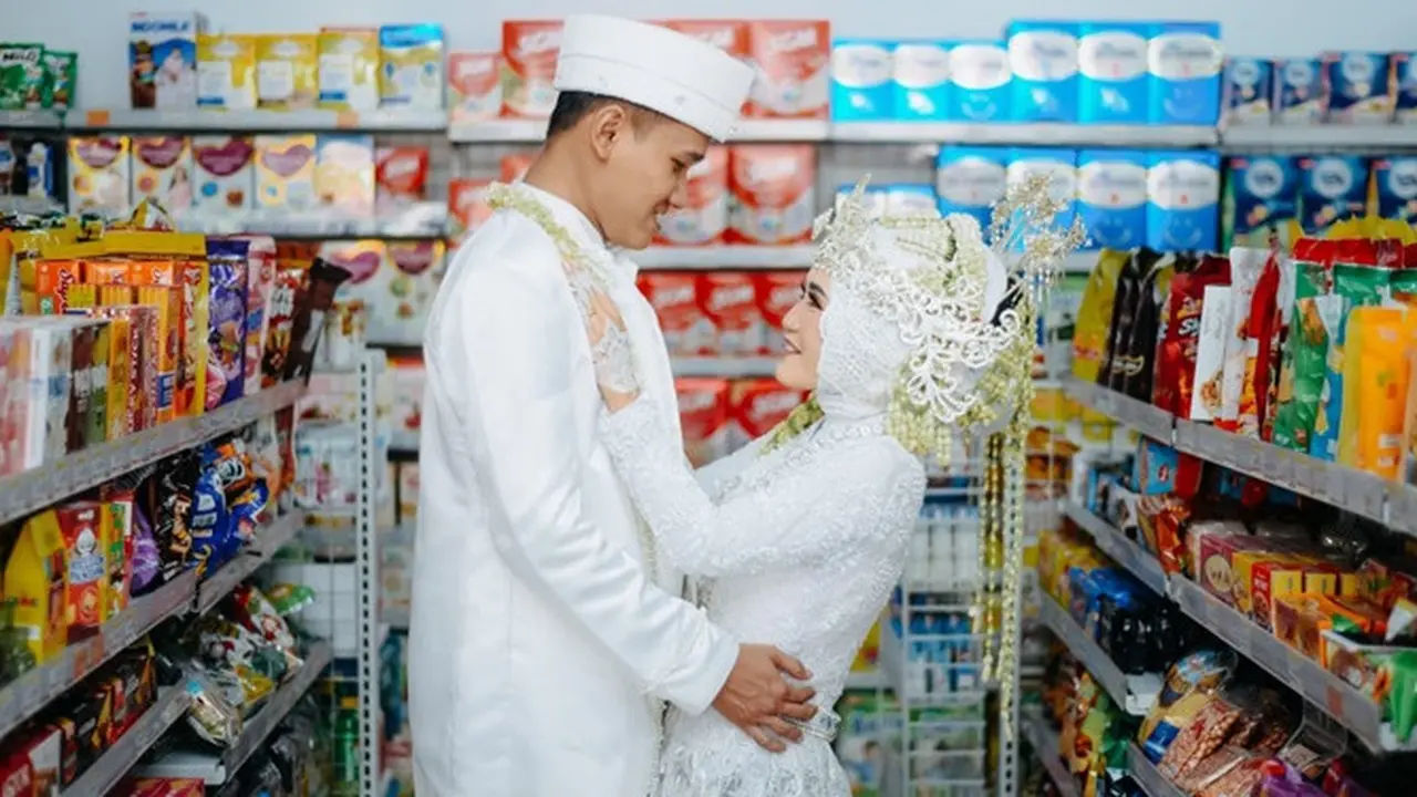 Unik dan Tak Biasa, Viral Pasangan Ini Pilih Foto Prewedding di Minimarket