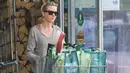 Naomi Watts pun terlihat membawa belanjaannya sendiri. ((FameFlyNet/celebuzz)