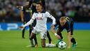 Pemain AS Monaco, Kamil Glik, melanggar pemain Tottenham Hotspur, Dele Alli, pada laga Liga Champions Grup E di Stadion Wembley, Kamis (15/9/2016) dini hari WIB. (Action Images via Reuters/Andrew Couldridge)