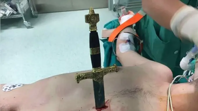 Operasi Pencabutan Pedang dari Jantung, Penakut Jangan Nonton! 