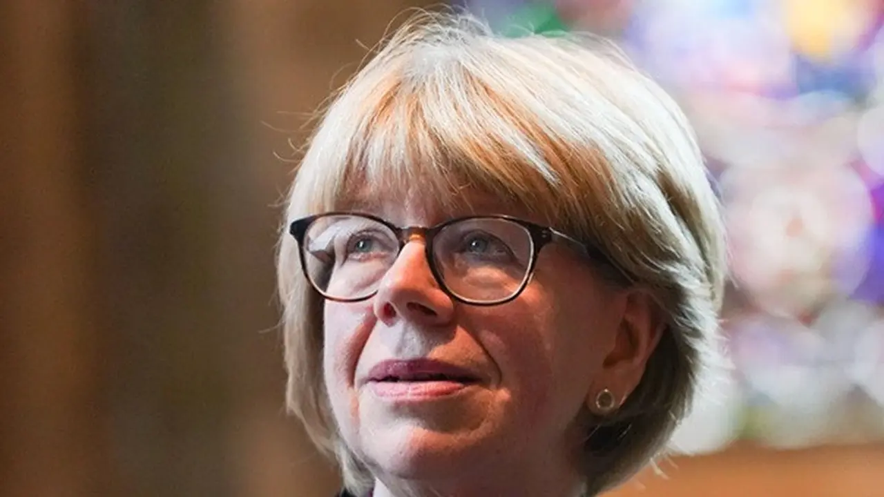 Sarah Mullally, yang diumumkan sebagai Uskup Agung Canterbury berpose di hadapan media di dalam Katedral Canterbury, Inggris, pada Jumat (3/10/2025).