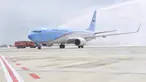 Pesawat Kepresidenan yang ditumpangi Presiden Joko Widodo dan rombongan disambut prosesi water salute (penyiraman air) saat mendarat di Bandara Internasional Jawa Barat (BIJB) Kertajati, Majalengka, Jawa Barat, Kamis (24/5). (Liputan6.com/Pool/Setpres)