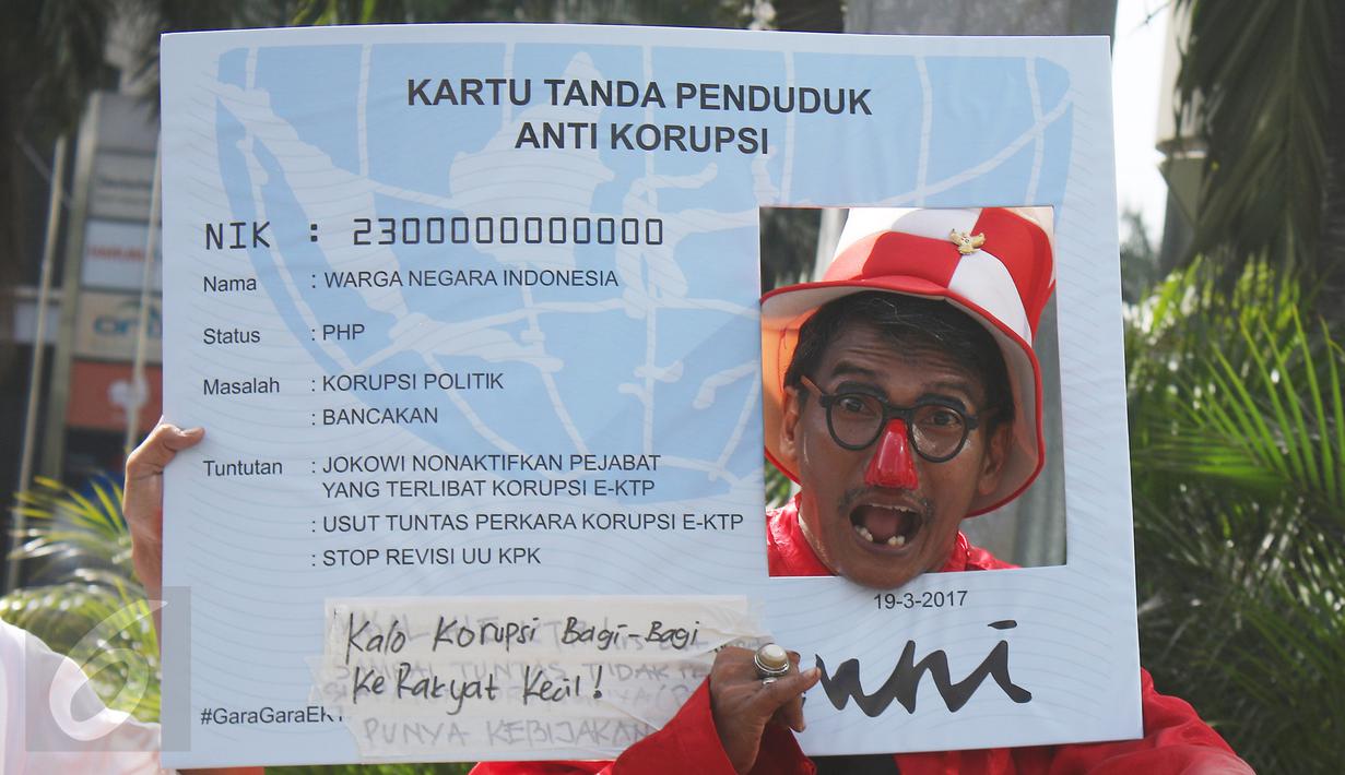Seorang pria berpose dengan papan mirip E-KTP di CFD, Jakarta, Minggu (19/3). Aktivis Gerakan Sapu Koruptor menuntut Jokowi untuk menonaktifkan pejabat yang terlibat korupsi E-KTP. (Liputan6.com/Angga Yuniar) 