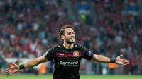 Hakan Calhanoglu akan segera merampungkan transfer dari Bayer Leverkusen ke AC Milan. (EPA/ROLF VENNENBERND)