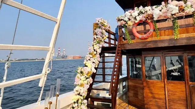 Kapal Jakarta Phinisi berlayar di Pluit, Jakarta Utara