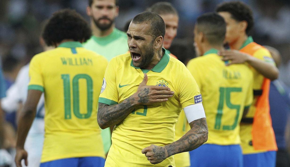 Bek Brasil, Dani Alves, melakukan selebrasi usai menaklukkan Argentina pada laga Copa America 2019 di Stadion Mineirao,  Rabu (3/7). Brasil menang 2-0 atas Argentina. (AP/Victor R. Caivano)