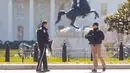 Petugas bersenjata berjaga di Lafayette Park, seberang Gedung Putih, Washington, Amerika Serikat, Sabtu (3/3). Petugas menutup akses pejalan kaki di kawasan itu setelah seorang pria bunuh diri di depan Gedung Putih. (AP Photo/Pablo Martinez Monsivais)