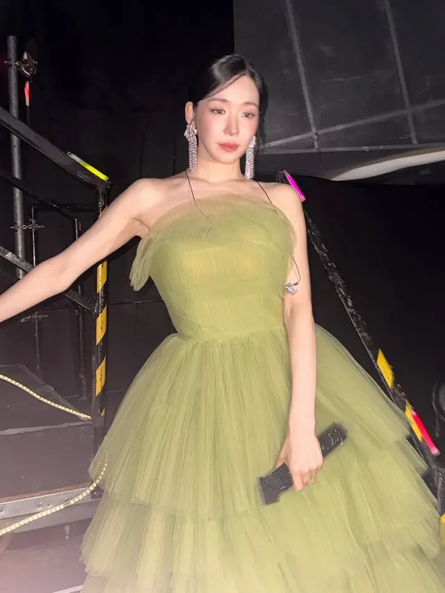 Tiffany Young Kenakan Ball Gown hijau. [@tiffanyyoungofficial]