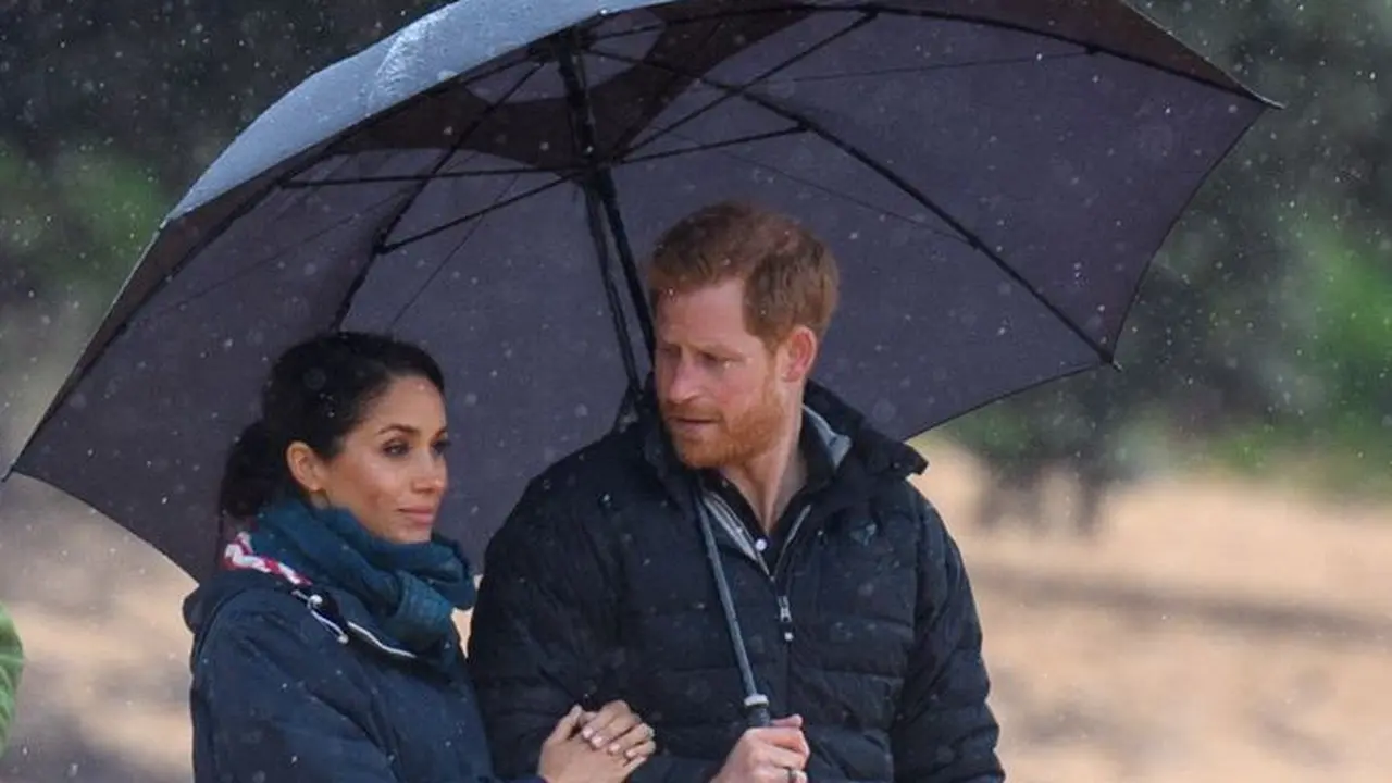 Harga fantastis sneakers Meghan Markle dalam royal tour-nya di New Zealand
