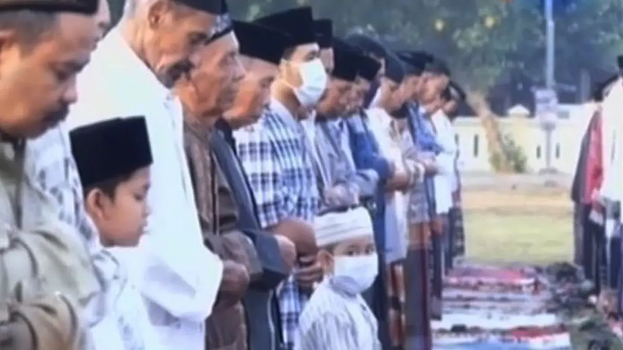 Warga Jember Salat Id di Bawah Hujan Debu Vulkanik Gunung Raung