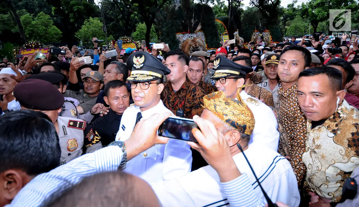 Gubernur DKI Jakarta. Anies Baswedan saat akan masuk gerbang utama Balai Kota Jakarta, Senin (16/10). Ribuan warga menyambut kedatangan Anies Baswedan dan Sandiaga Uno usai dilantik sebagai Gubernur dan Wakil Gubernur. (Liputan6.com/Helmi Fithriansyah)