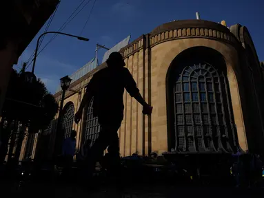 Seorang pria berjalan di luar Abasto Shopping Mall di Buenos Aires, Argentina, Rabu (14/10/2020). Setelah tujuh bulan ditutup, pusat perbelanjaan Buenos Aires dibuka kembali saat lonjakan kasus COVID-19 terjadi di pusat-pusat berpenduduk besar di pedalaman negara itu. (AP Photo/Victor R. Caivano)