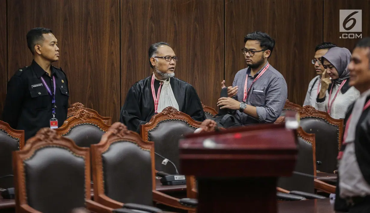 Ketua Tim Hukum Prabowo-Sandiaga, Bambang Widjojanto meninggalkan ruang sidang usai hakim menskors sidang putusan hasil sengketa pilpres 2019 di Gedung Mahkamah Konstitusi (MK), Jakarta, Kamis (27/6/2019). (Liputan6.com/FaizalFanani)