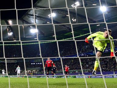 Kiper Manchester United,  David de Gea salah mengantisipasi bola yang berubah arah ke gawangnya  pada lanjutan Liga Champions di Stadion VfL Wolfsburg Arena, Rabu (9/12/2015) dini hari WIB. (AFP Photo/John Macdougall)