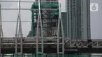 Pekerja menyelesaikan proyek kontruksi halte Light Rail Transit (LRT) di Jakarta, Selasa (8/12/2020).  PT Adhi Karya (Persero) Tbk melaporkan penyelesaian proyek LRT Jabodebek secara keseluruhan sudah mencapai 79,52 persen. (merdeka.com/Imam Buhori)