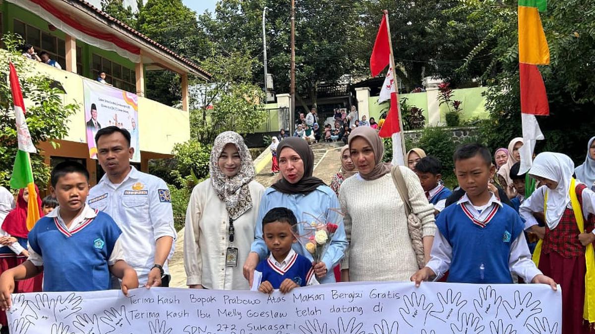 Melly Goeslaw Tinjau Pelaksanaan Makan Bergizi Gratis, Nangis Dapat Sambutan Meriah dari Siswa