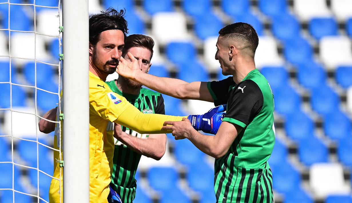Andrea Consigli. Kiper Sassuolo asal Italia berusia 35 tahun ini total kebobolan sebanyak 63 gol di Liga Italia musim 2021/2022 dari total 37 laga meski mampu membuat 109 saves. Ia hanya absen dalam 1 laga saat menjamu Bologna di pekan ke-19 dan kalah 0-3. Di akhir musim Sassuolo menempati posisi ke-11 di klasemen akhir dengan total kebobolan sebanyak 66 gol.(AFP/Miguel Medina)