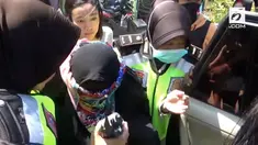 Dua orang istri terduga teroris di Sidoarjo ditangkap oleh Densus 88. Keduanya menyusul suami masing-masing yang terlebih dahulu diamankan polisi.