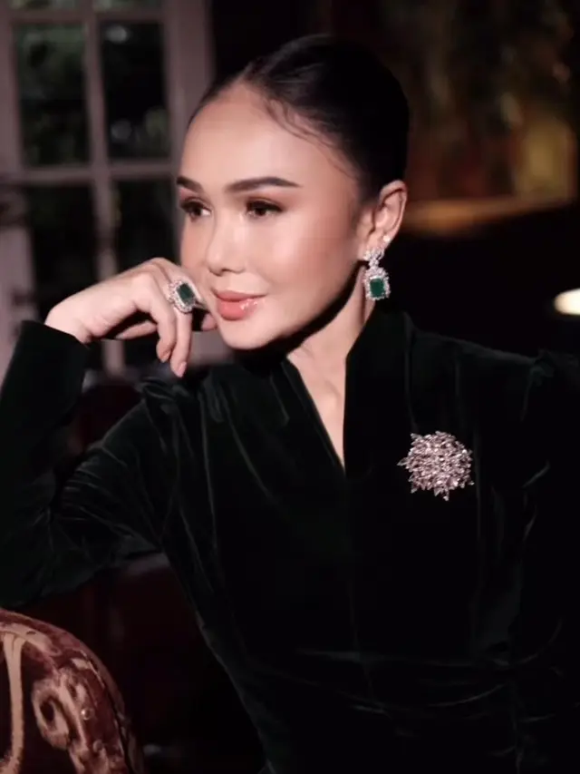 Gaya Yuni Shara di Peluncuran Video Musik “Save Our World” Karya SBY