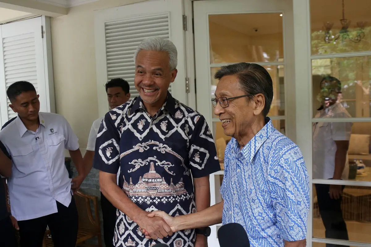 Calon presiden Ganjar Pranowo bertemu dengan Wakil Presiden ke-11 RI Boediono di kediamannya di Jalan Jambu nomor 11, Menteng, Jakarta Pusat, Jumat (24/11/2023).