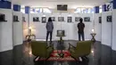 Suasana pameran fotografi Kampus Universitas Budi Luhur, Jakarta, Jumat (27/10). Pameran fotografi ini menampilkan 17 karya yang bercerita tentang ungkapan kegelisahan seseorang terhadap keluarga yang membesarkannya. (Liputan6.com/Angga Yuniar)