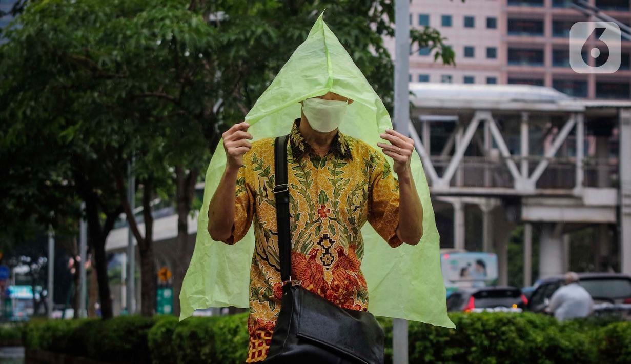Badan Meteorologi, Klimatologi, dan Geofisika (BMKG) memprediksi cuaca ekstrem berupa hujan disertai petir terjadi selama sepekan ke depan di Jabodetabek. (Liputan6.com/Angga Yuniar)