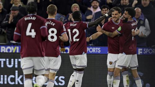 Bek West Ham United asal Yunani bernomor punggung 15, Konstantinos Mavropanos (2R), merayakan gol pertama mereka bersama rekan-rekan setimnya selama pertandingan Liga Inggris antara West Ham United dan Manchester City di Stadion London, London timur pada 14 Maret 2026. (Ian Kington/AFP)