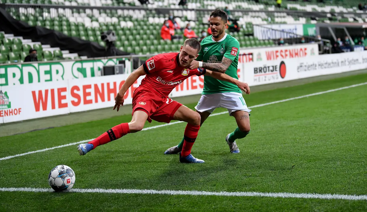 Pemain Werder Bremen Leonardo Bittencourt (kanan) berebut bola dengan pemain Bayer Leverkusen Florian Wirtz dalam pertandingan Bundesliga di Bremen, Jerman, Senin (18/5/2020). Bayer Leverkusen menang 4-1. (Stuart FRANKLIN/POOL/AFP)