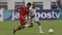 Gelandang Persija Jakarta, Sandi Sute, berebut bola dengan gelandang Bali United, Paulo Sergio, pada laga Piala Indonesia 2019 di Stadion Wibawa Mukti, Minggu (5/5). Persija menang 1-0 atas Bali United. (Bola.com/M Iqbal Ichsan)
