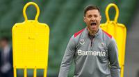 Pelatih Bayer Leverkusen, Xabi Alonso memberikan arahan kepada pemainnya saat berlatih menjelang final Liga Europa 2023/2024 melawan Atalanta di Dublin Arena, Dublin, Irlandia, Rabu (22/05/2024). (AP Photo/Kirsty Wigglesworth)