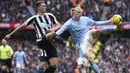 Striker Manchester City, Erling Haaland (kanan) mengontrol bola dibayangi bek Newcastle United, Sven Botman pada laga lanjutan Liga Inggris 2022/2023 di Etihad Stadium, Manchester, Sabtu (4/3/2023) malam WIB. (AP Photo/Dave Thompson)