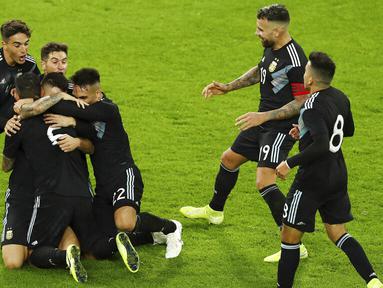 Para pemain Argentina merayakan gol yang dicetak oleh Lucas Alario ke gawang Jerman pada laga persahabatan di Stadion Signal Iduna Park, Rabu (9/10). Kedua tim bermain imbang 2-2. (AP/Bernd Thissen)