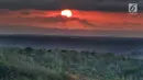 Suasana matahari terbit di Bukit Panguk Kediwung, Bantul, Yogyakarta (16/10). Bukit Panguk Kediwung dibuka untuk umum sekitar pertengahan 2016 oleh masyarakat setempat dan menawarkan keindahan sunrise di atas awan. (Liputan6.com/Herman Zakharia)