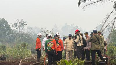 Tanpa Masker, Prabowo Terobos Kabut Asap Kebakaran Hutan Kalimantan Barat
