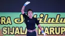 Lifter Jatim, Acchedya Jagaddhita melambaikan tangan usai melakukan angkatan clean and jerk kelas 58kg PON XIX di Gymnasium Si Jalak Harupat, Kab Bandung, Rabu (21/9). Acchedya meraih emas dengan total angkatan 201kg. (Liputan6.com/Helmi Fithriansyah)