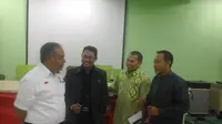Presiden FOPI, Caca Isa Saleh (kiri) saat berbincang dengan pengurus Petanque dan perwakilan KONI (istimewa)