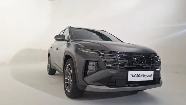 Bodinya yang kokoh dengan gaya compact, dipadukan alloy wheels berukuran 18 inci atau 19 inci dengan desain velg untuk mempertegas profil sporty (Arief A/Liputan6.com)