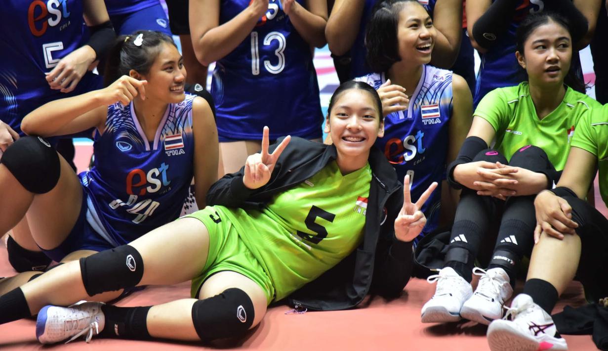 <p>Selebrasi pemain Timnas voli putri Indonesia, Venisa Dwi Oktani (tengah) dan Gendis Azzahra bersama para pemain Thailand final usai laga final turnamen bola voli putri U-18 Princess Cup 2024 di Nakhom Pathon, Thailand, Kamis (13/6/2024). Indonesia menjadi runner-up setelah dikalahkan Thailand 1-3 (19-25, 17-25, 26-24, 17-25). (Dok. PBVSI)</p>