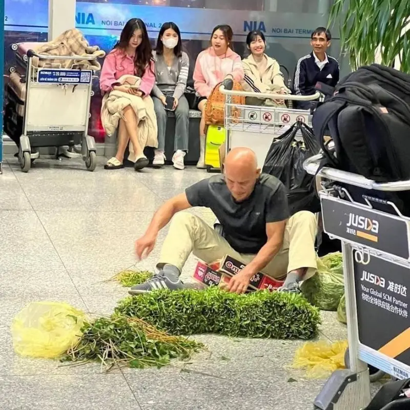 Menunggu Pesawat Delay, Pria di Bandara Vietnam Cuek Bersihkan Kangkung di Lantai