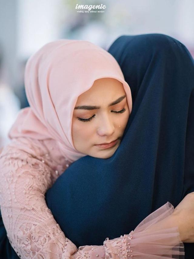 Jarang Tersorot, Ini 6 Momen Kebersamaan Citra Kirana dan Ibunda