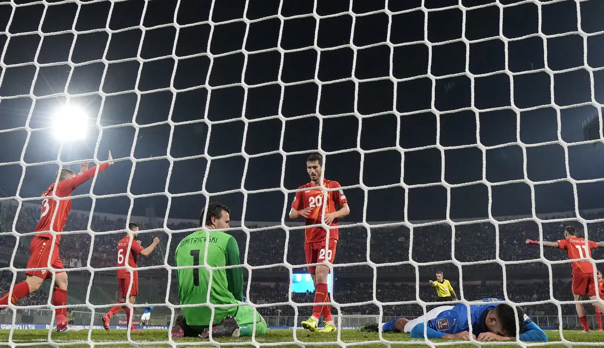 Petaka bagi Italia terjadi di masa injury time. Makedonia Utara berhasil membobol gawang Gianluigi Donnarumma lewat aksi Aleksandar Trajkovski. Tembakan dilepas dari luar kotak penalti dan Donnarumma gagal menjangkau bola. 1-0 Makedonia Utara unggul. (AP/Antonio Calanni)
