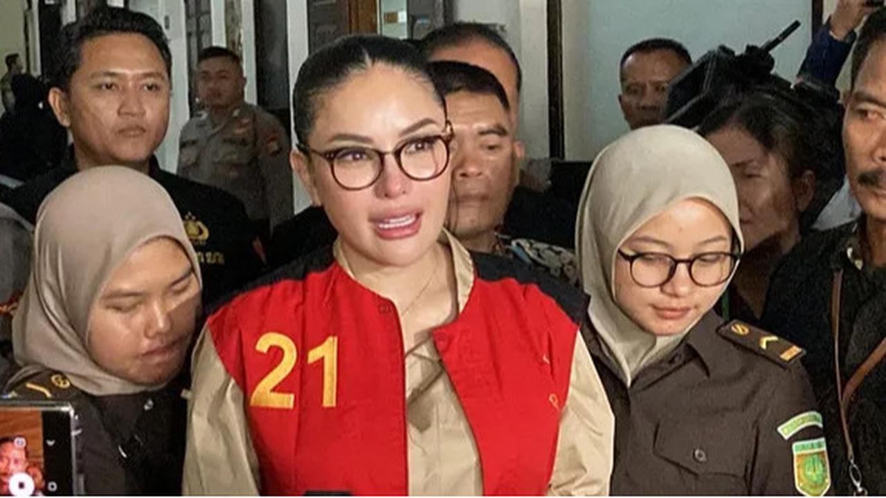 Tak Kuasa Tahan Air Mata, Nikita Mirzani Mohon Hakim Beri Putusan yang Adil