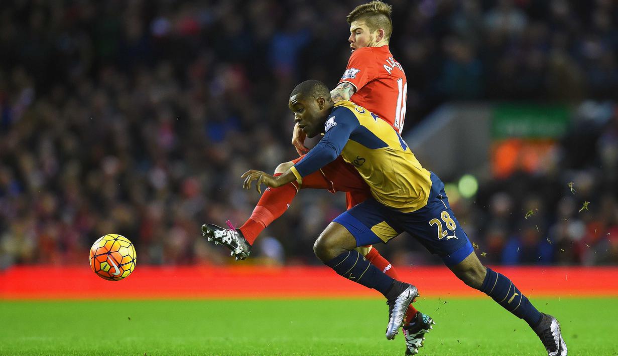 Pemain Liverpool, Alberto Moreno (kanan) berebut bola dengan pemain  Arsenal, Joel Campbell (kiri) pada lanjutan Liga Premier Inggris di Stadion Anfield, Liverpool, Kamis (13/1/2016) dini hari.  (EPA/Peter Powell) 