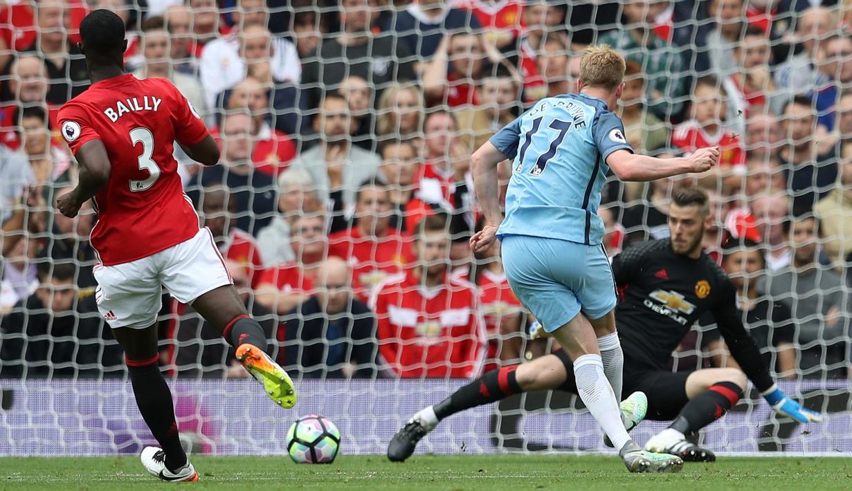 Pemain Manchester City, Kevin De Bruyne, mencetak gol pertama ke gawang Manchester United dalam laga Premier League di Stadion Old Trafford, Sabtu (10/9/2016). (Reuters/Phil Noble)