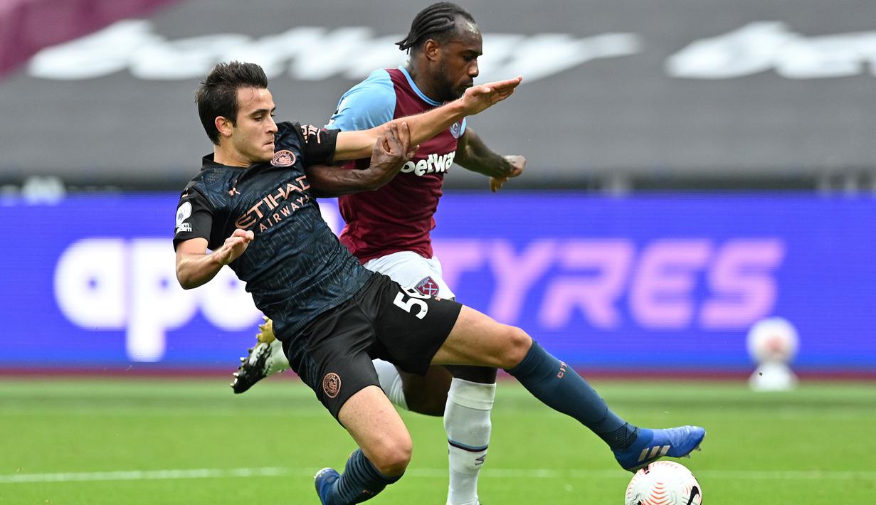 Bek Manchester City, Eric Garcia, berebut bola dengan gelandang gawang West Ham United, Michail Antonio, pada laga lanjutan Liga Inggris di London Stadium, Sabtu (24/10/2020) malam WIB. Manchester City imbang 1-1 lawan West Ham. (AFP/Justin Tallis/pool)